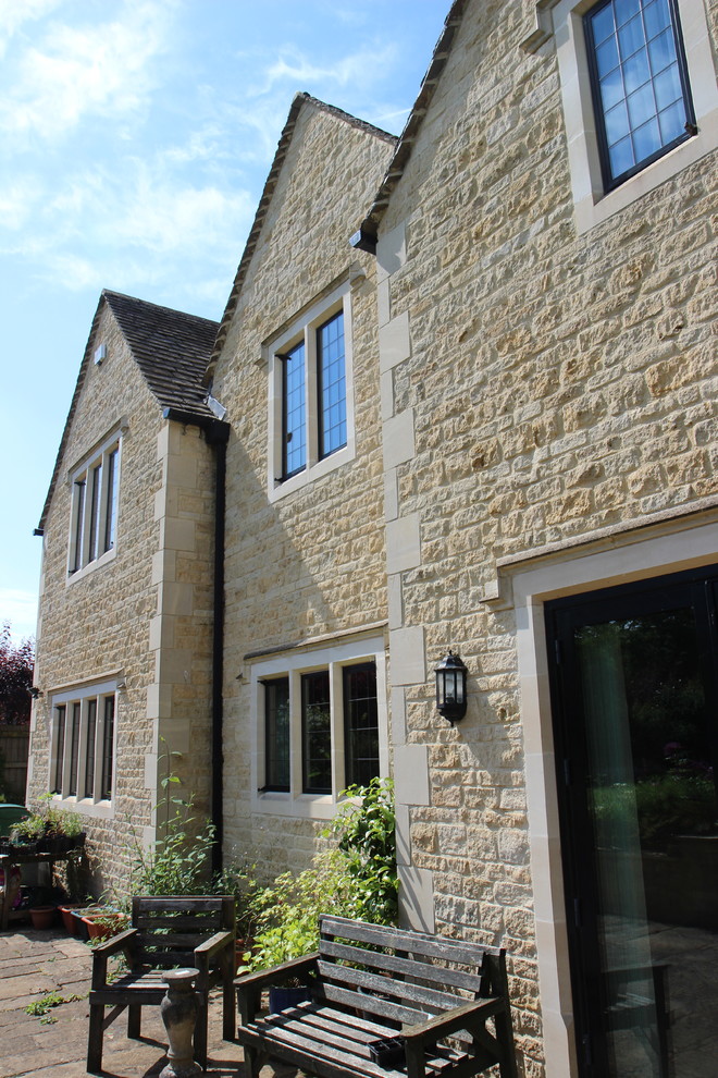 Großes, Zweistöckiges Landhaus Einfamilienhaus mit Steinfassade, bunter Fassadenfarbe, Satteldach und Ziegeldach in Gloucestershire