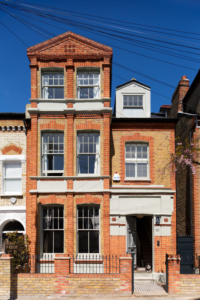 Dreistöckiges Klassisches Haus mit Backsteinfassade und Satteldach in London