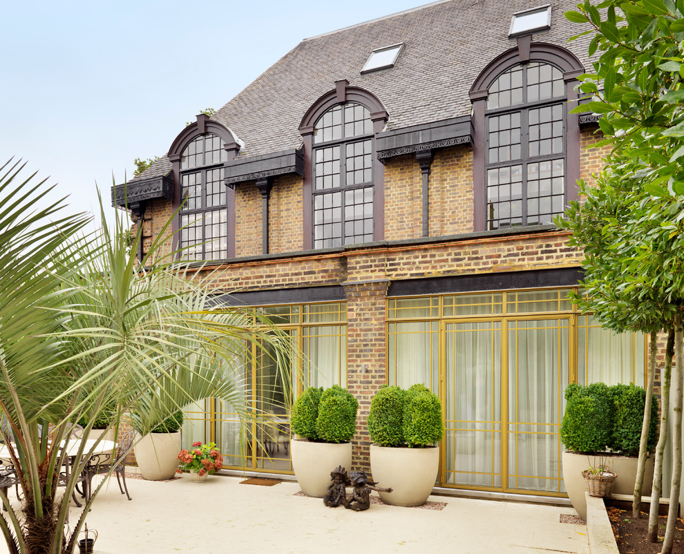 Zweistöckiges Klassisches Haus mit Backsteinfassade, brauner Fassadenfarbe und Walmdach in Cheshire