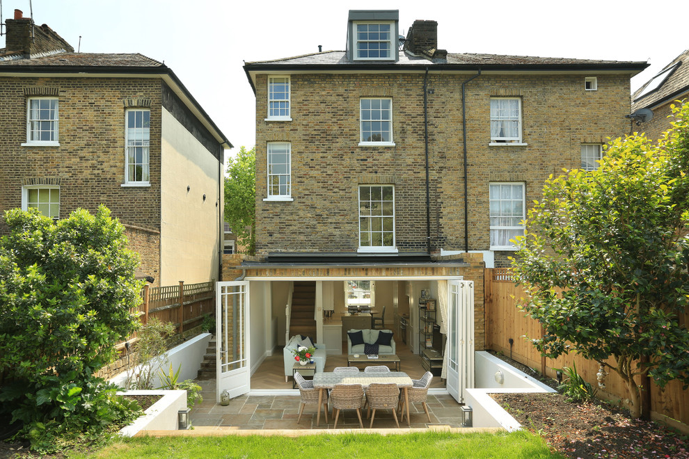 ロンドンにあるお手頃価格の中くらいなトラディショナルスタイルのおしゃれな家の外観 (レンガサイディング、デュープレックス) の写真