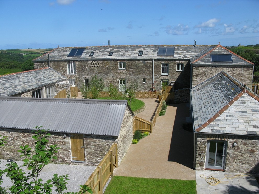 Großes, Zweistöckiges Country Haus mit Steinfassade, Satteldach und grauem Dach in Cornwall