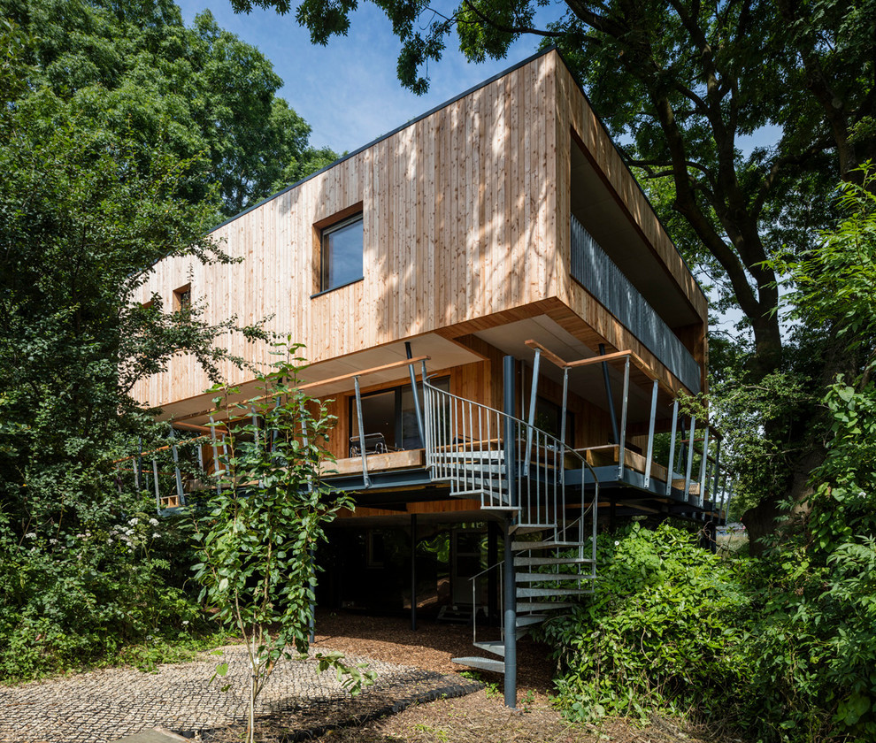 Пример оригинального дизайна: двухэтажный, деревянный, коричневый дом в стиле рустика с плоской крышей