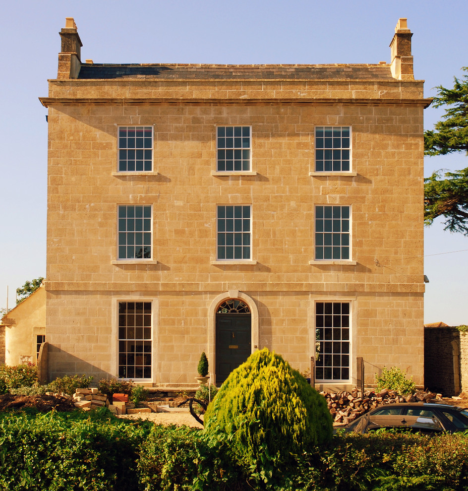 Dreistöckiges Mediterranes Haus mit beiger Fassadenfarbe in Cambridgeshire