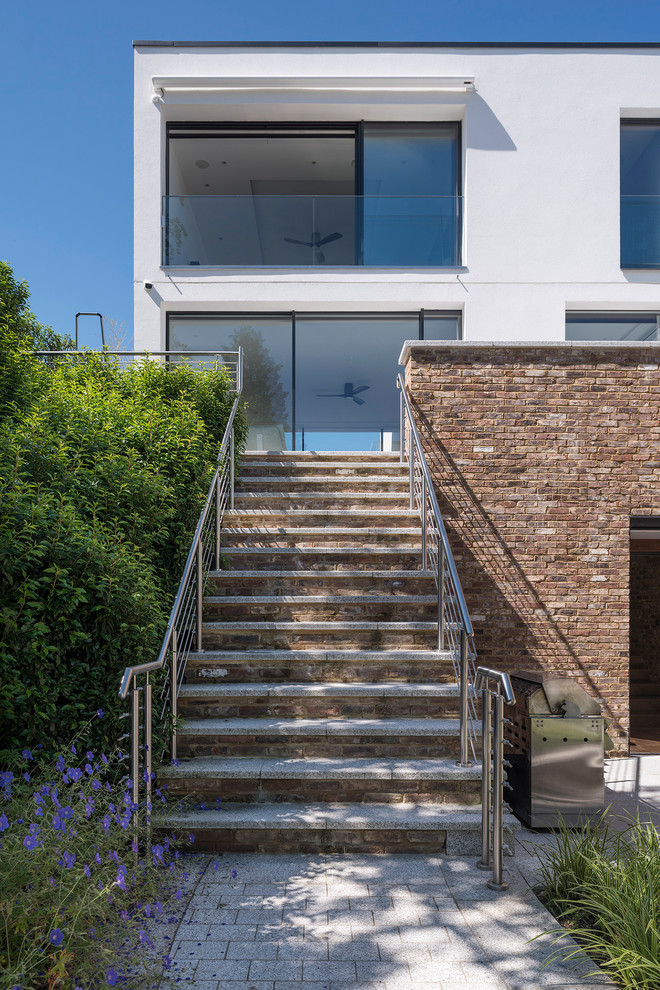 Geräumiges, Dreistöckiges Modernes Haus mit Mix-Fassade, weißer Fassadenfarbe und Flachdach in Hampshire