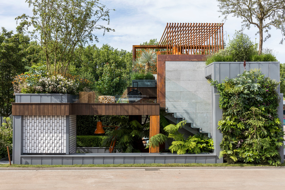 Foto de fachada de casa gris contemporánea con revestimientos combinados y tejado plano