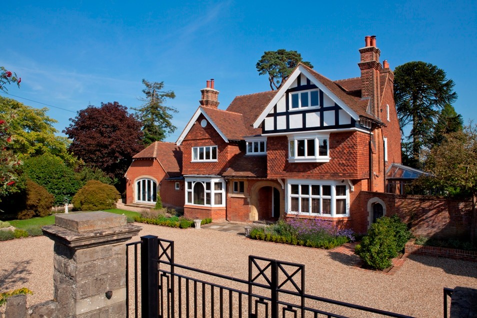 Geräumiges, Dreistöckiges Eklektisches Haus mit Mix-Fassade, roter Fassadenfarbe und Satteldach in Kent