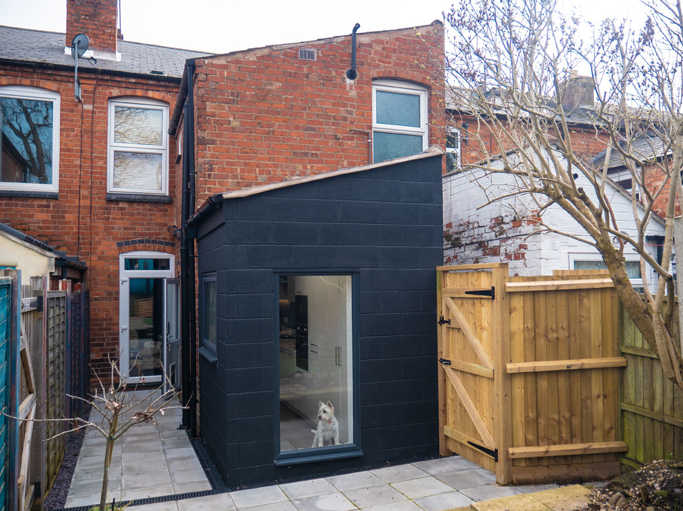 Свежая идея для дизайна: маленький, одноэтажный, кирпичный, черный таунхаус в современном стиле с двускатной крышей для на участке и в саду - отличное фото интерьера