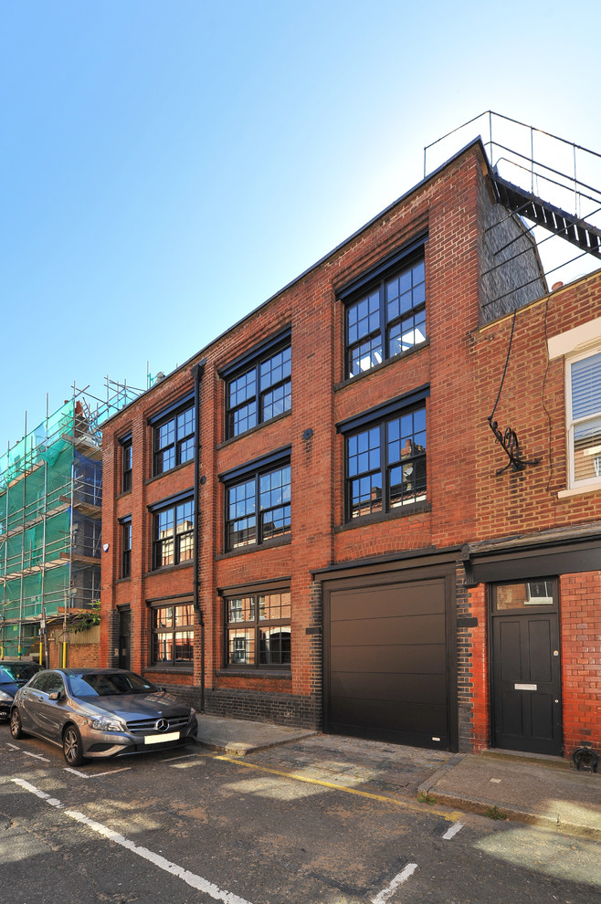 Foto della facciata di una casa industriale a tre piani con tetto piano