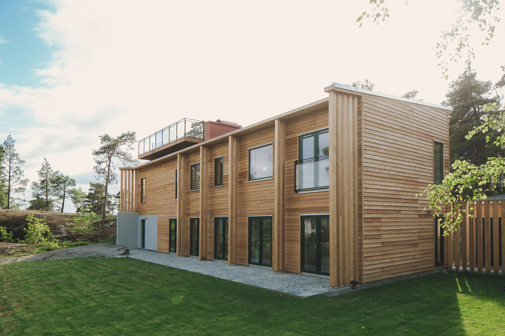 Idéer för ett mycket stort nordiskt beige trähus, med två våningar och pulpettak