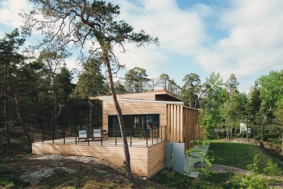 Источник вдохновения для домашнего уюта: большой, трехэтажный, деревянный, бежевый дом в скандинавском стиле с плоской крышей