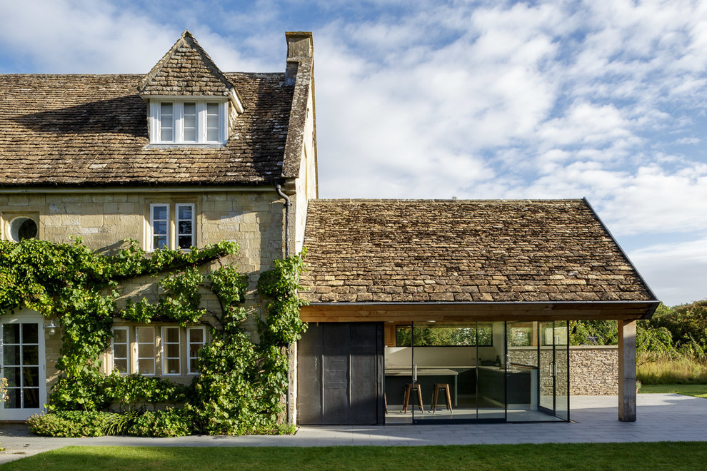 Idee per la facciata di una casa contemporanea a un piano di medie dimensioni con rivestimenti misti e tetto a capanna
