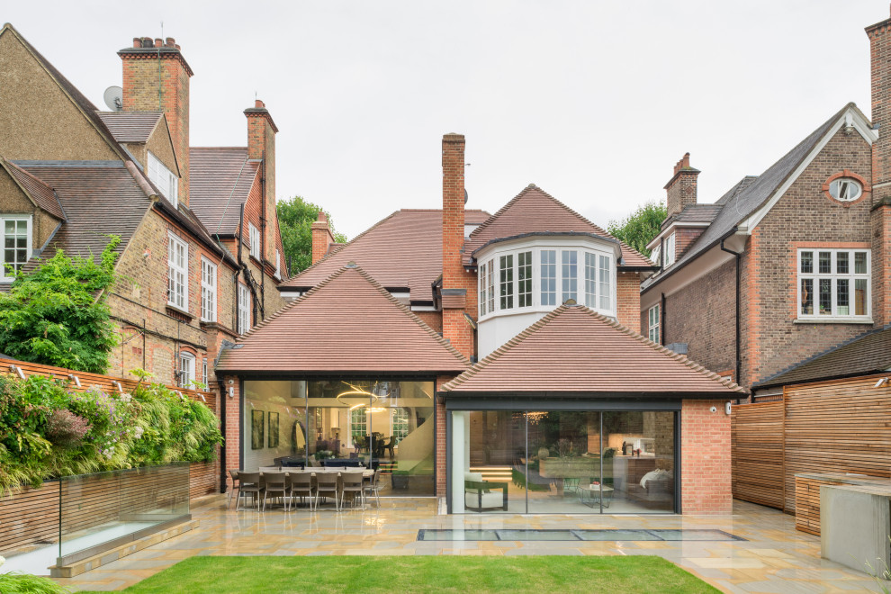 This is an example of a contemporary house exterior in London.