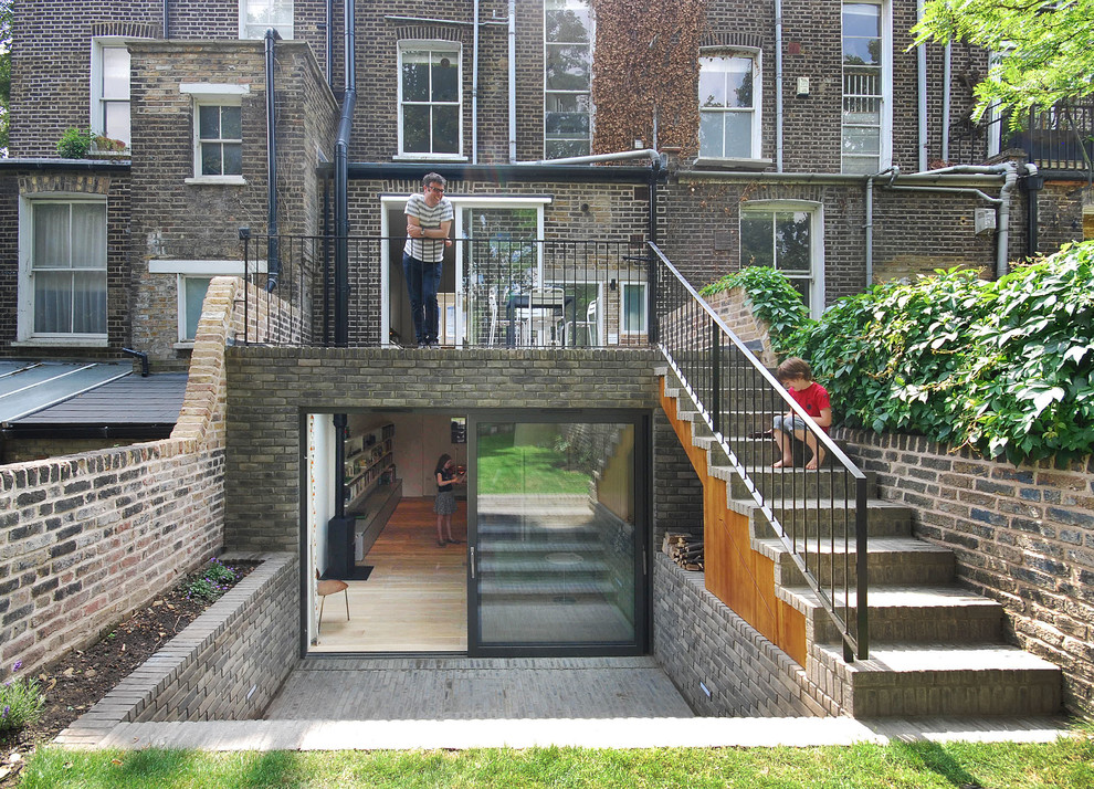ロンドンにあるお手頃価格の中くらいなコンテンポラリースタイルのおしゃれな家の外観 (レンガサイディング) の写真