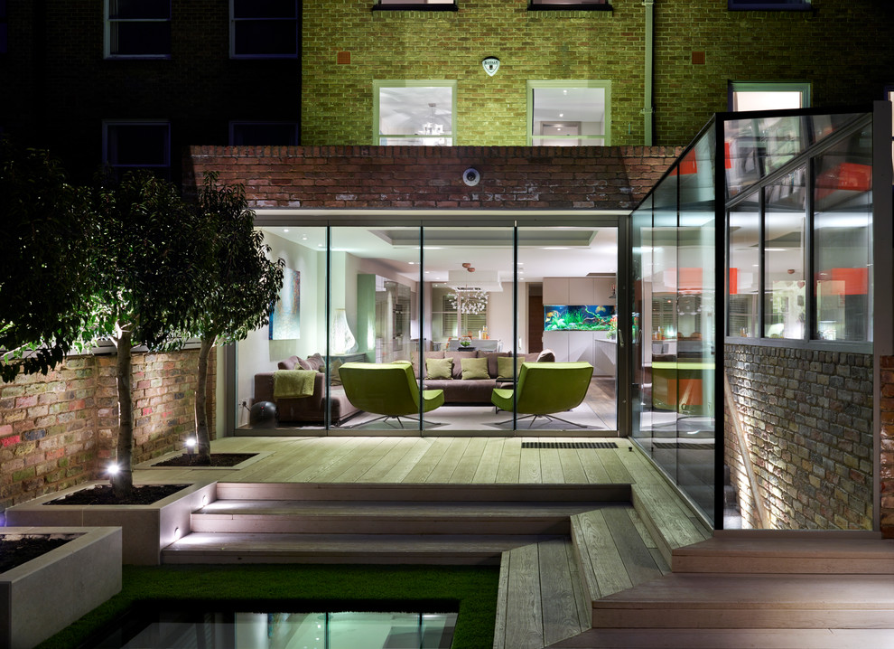 This is an example of a contemporary house exterior in London with three floors.