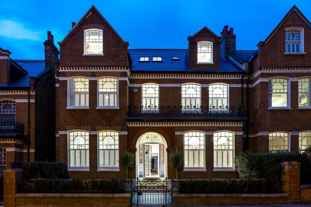 Großes, Dreistöckiges Klassisches Haus mit Backsteinfassade, roter Fassadenfarbe, Satteldach und Ziegeldach in London