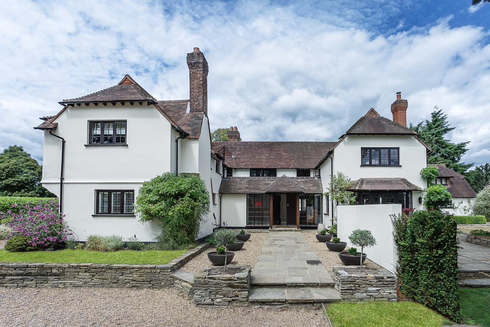 Zweistöckiges, Großes Klassisches Einfamilienhaus mit Putzfassade, weißer Fassadenfarbe, Walmdach und Ziegeldach in Hampshire