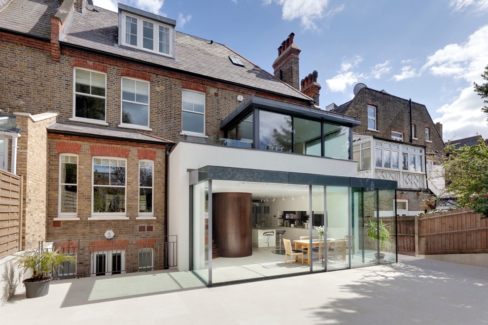Dreistöckige, Große Moderne Doppelhaushälfte mit Backsteinfassade, bunter Fassadenfarbe, Satteldach und Ziegeldach in London