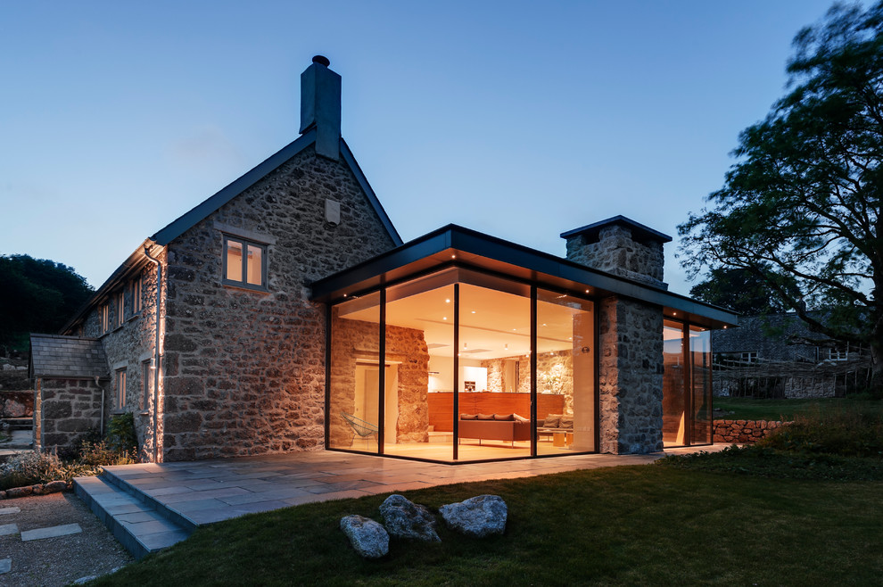 Diseño de fachada de estilo de casa de campo grande con revestimiento de piedra