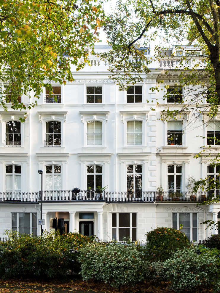 ロンドンにあるラグジュアリーな中くらいなトラディショナルスタイルのおしゃれな家の外観 (漆喰サイディング、タウンハウス) の写真