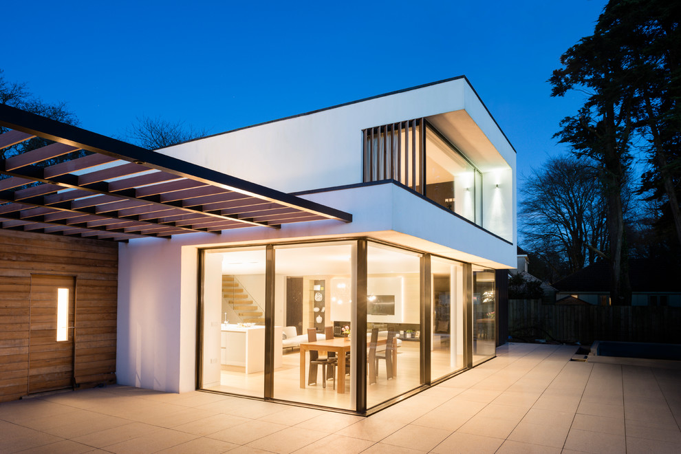 Zweistöckiges Modernes Haus mit Mix-Fassade und Flachdach in Devon