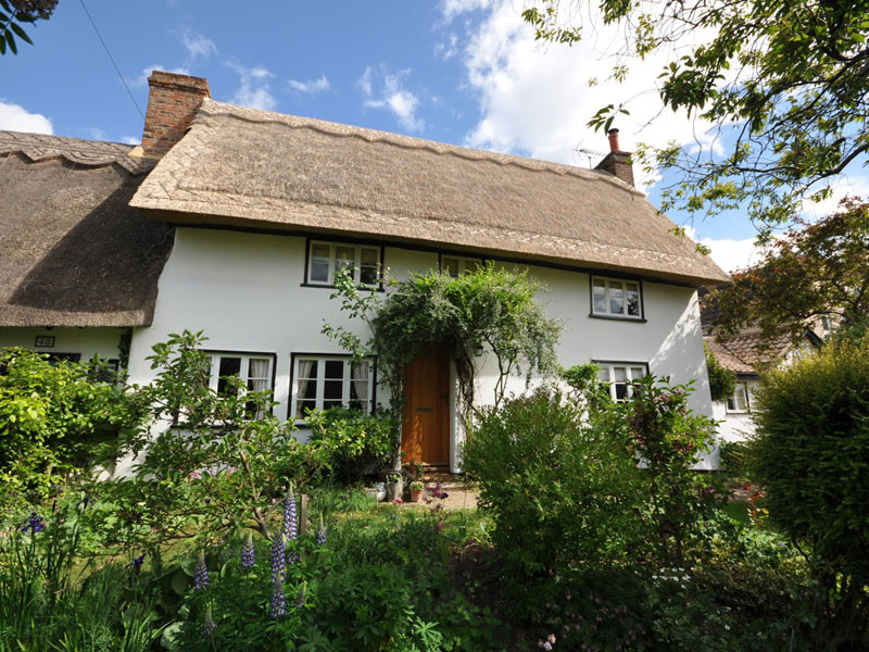 Mittelgroßes, Zweistöckiges Klassisches Haus mit weißer Fassadenfarbe und Satteldach in Cambridgeshire