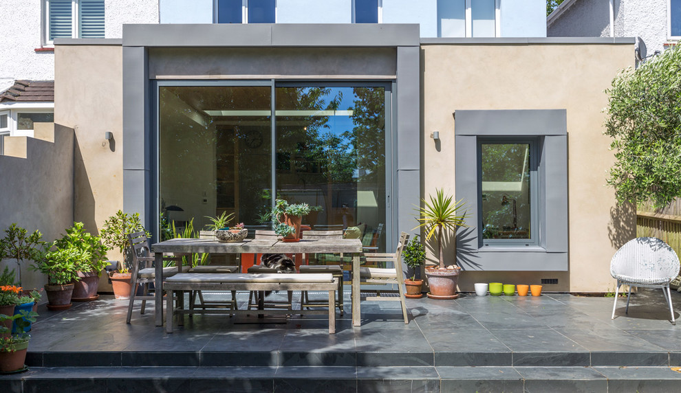 Mittelgroße Moderne Doppelhaushälfte mit Mix-Fassade und beiger Fassadenfarbe in Sussex