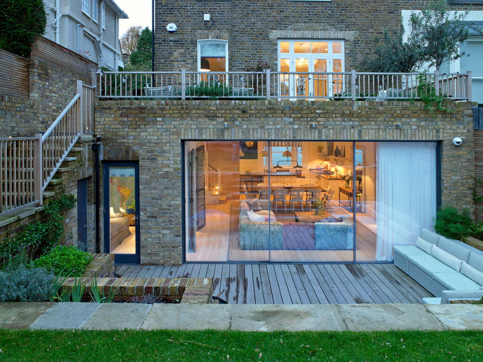 ロンドンにあるお手頃価格のトランジショナルスタイルのおしゃれな家の外観 (レンガサイディング、デュープレックス) の写真