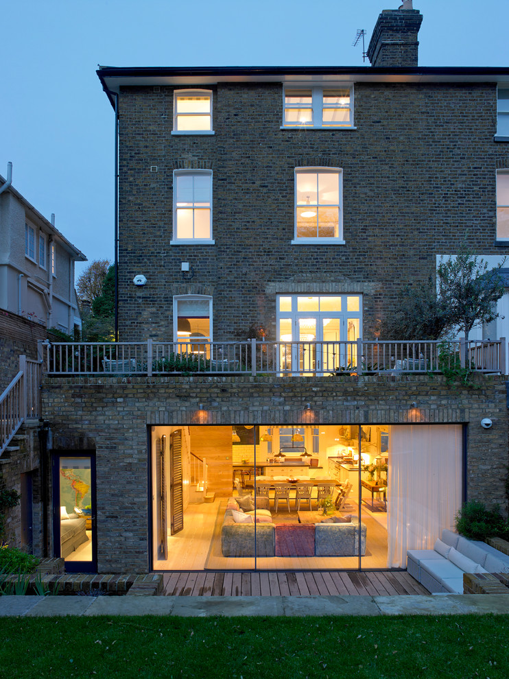 ロンドンにあるトランジショナルスタイルのおしゃれな家の外観 (レンガサイディング) の写真