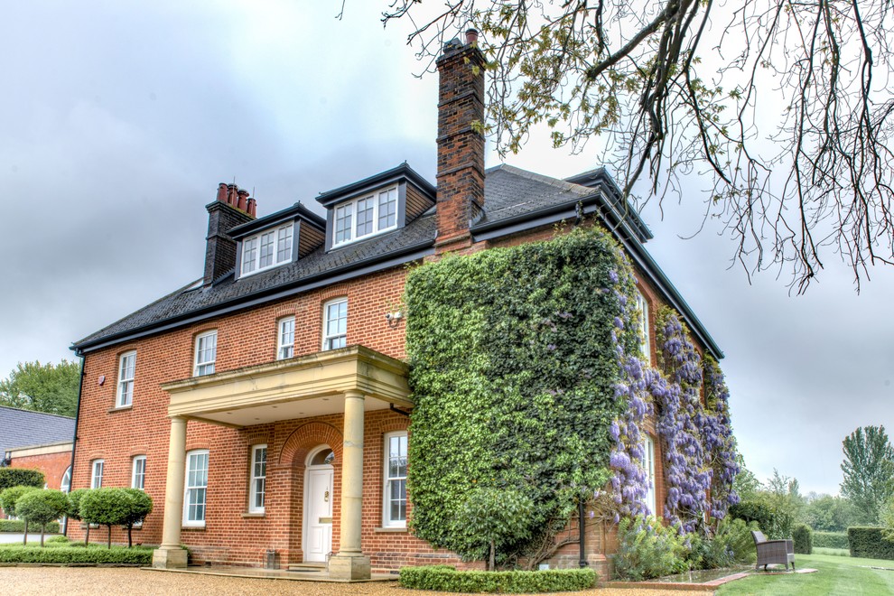 Zweistöckiges Klassisches Einfamilienhaus mit Backsteinfassade, roter Fassadenfarbe und Walmdach in Hertfordshire