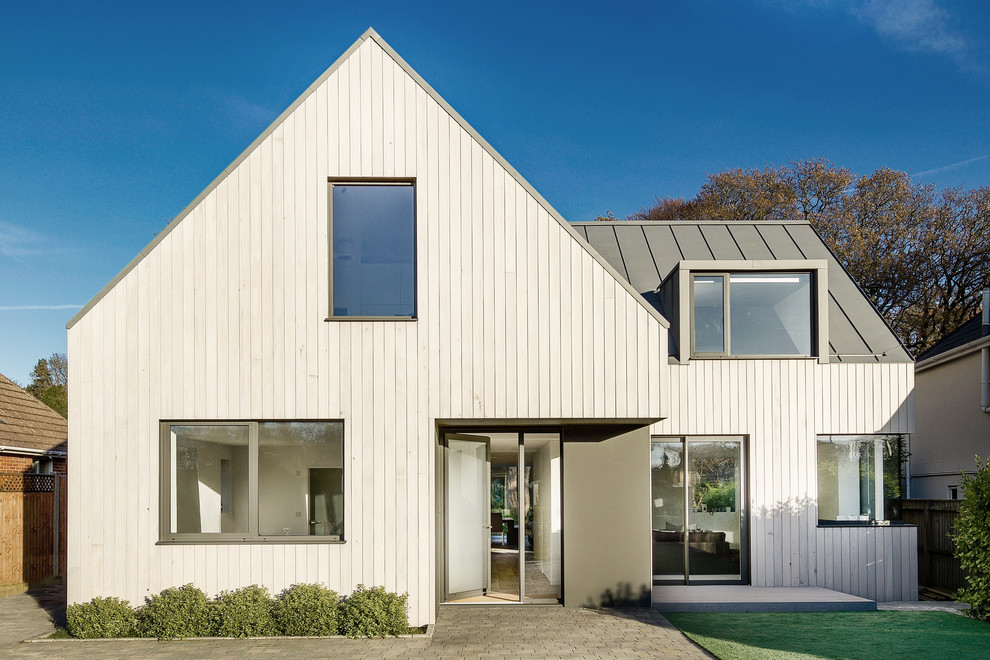 Ispirazione per la villa bianca contemporanea a due piani con rivestimento in legno, tetto a capanna e copertura in metallo o lamiera