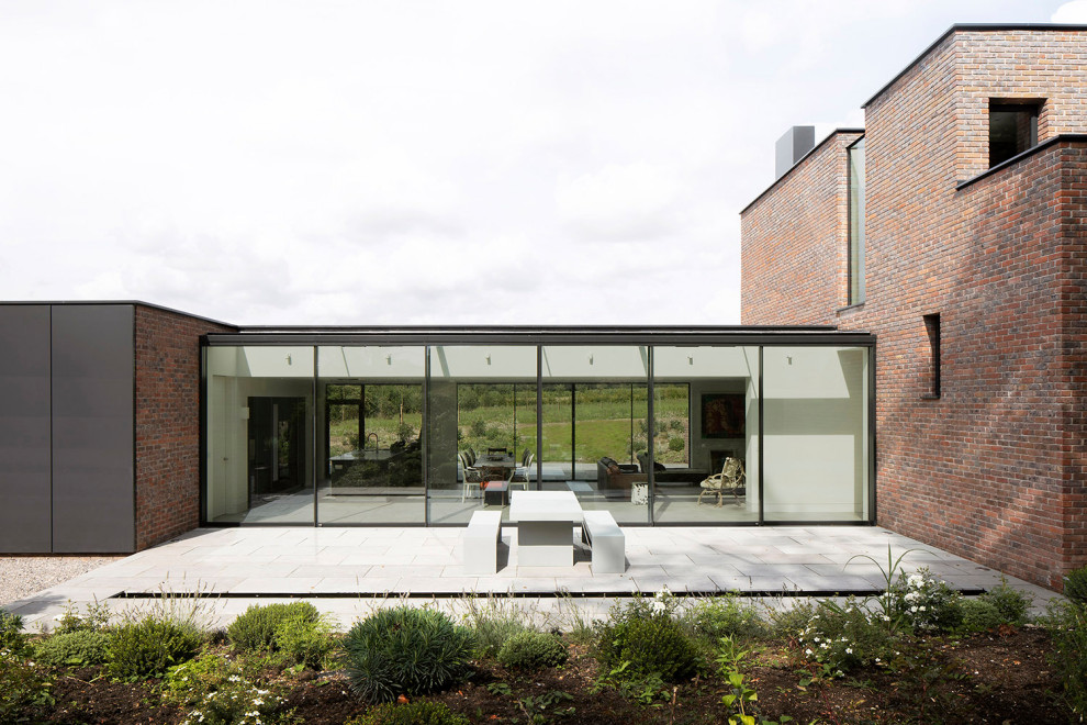 Inspiration for a modern exterior home remodel in Hampshire