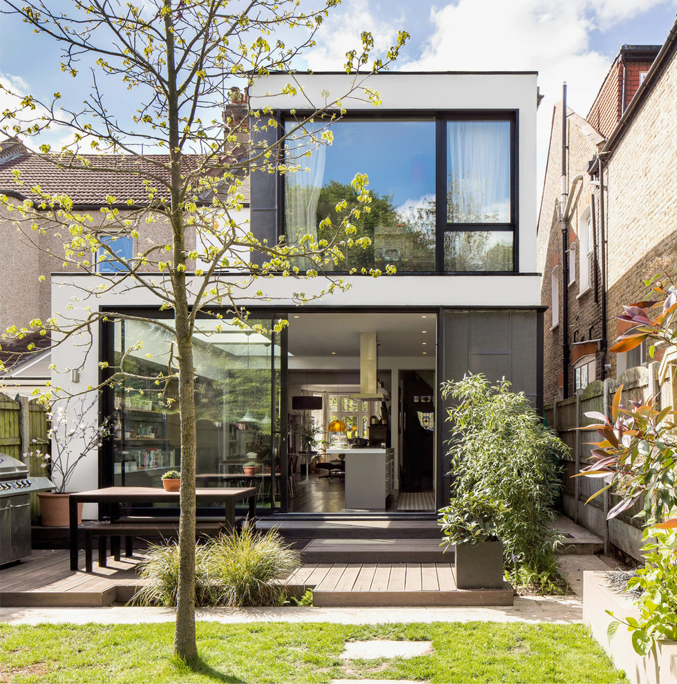 Zweistöckiges Modernes Haus mit Putzfassade, weißer Fassadenfarbe und Flachdach in London