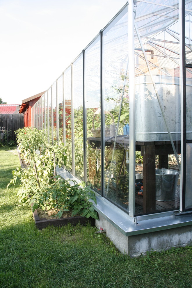 Inspiration för mellanstora lantliga tillbyggda garager och förråd, med växthus