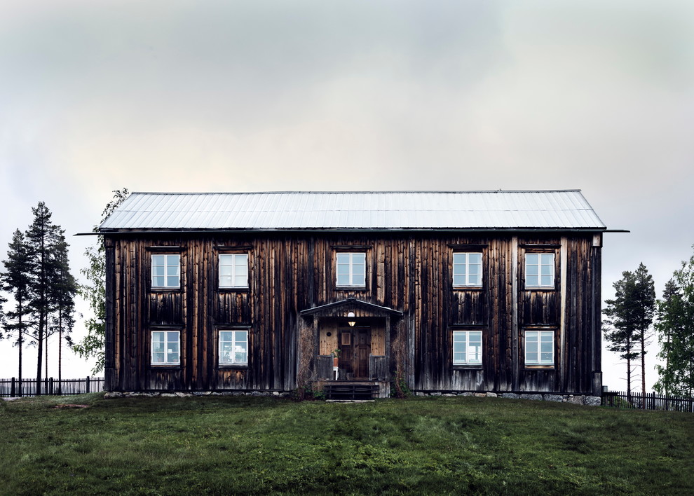 Inspiration for a rustic house exterior in Malmo.