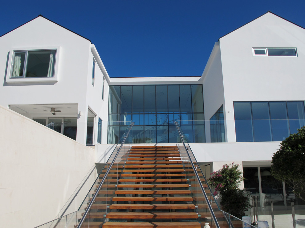 Ejemplo de fachada blanca contemporánea extra grande de tres plantas con revestimiento de adobe y tejado a dos aguas