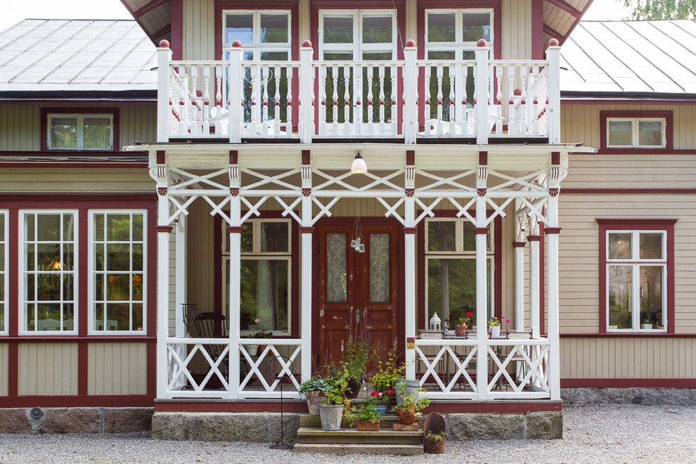 Zweistöckige Landhaus Holzfassade Haus mit beiger Fassadenfarbe in Stockholm
