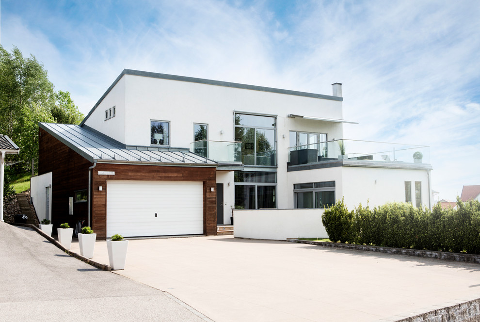 Großes, Zweistöckiges Modernes Haus mit Steinfassade, weißer Fassadenfarbe und Pultdach in Göteborg