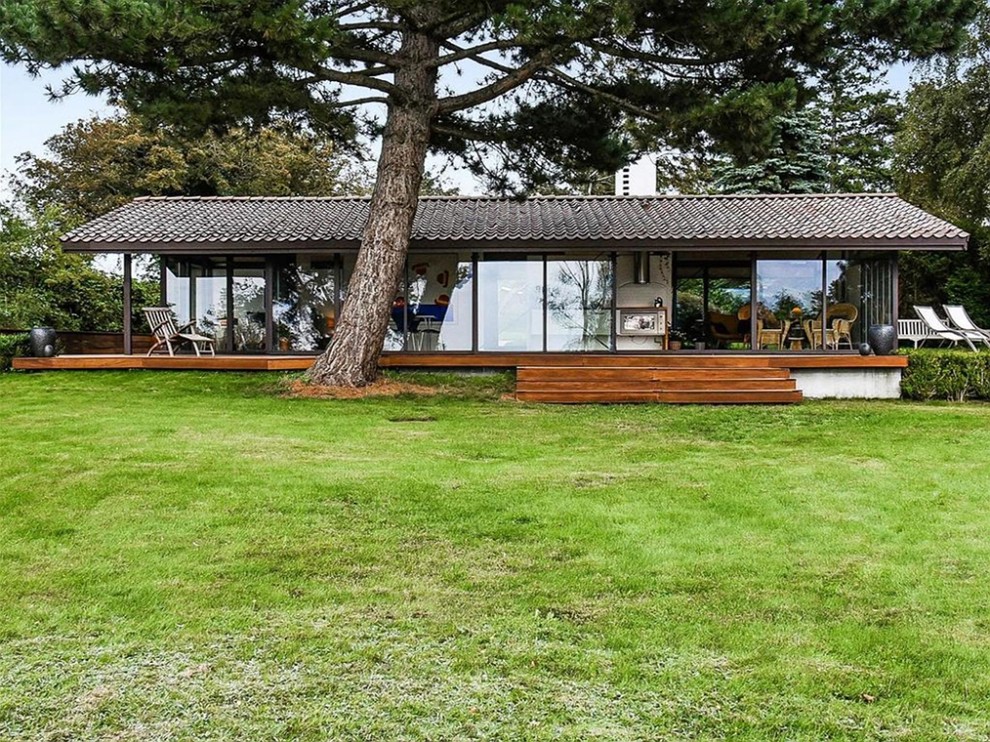 Foto de fachada contemporánea de tamaño medio de una planta con revestimiento de vidrio y tejado a la holandesa