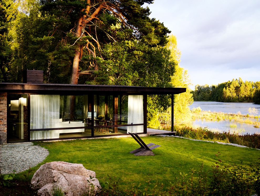 Inspiration for a modern glass house exterior in Stockholm.
