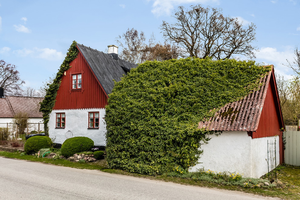Idéer för ett litet lantligt rött hus, med två våningar, blandad fasad, sadeltak och tak i mixade material