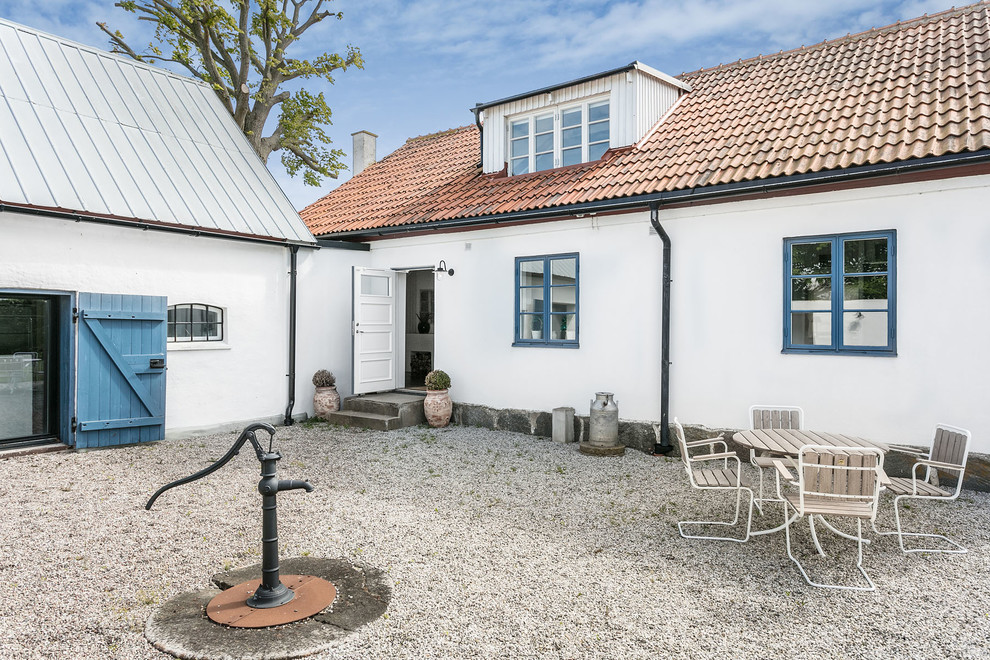 Zweistöckiges Landhaus Einfamilienhaus mit weißer Fassadenfarbe in Malmö