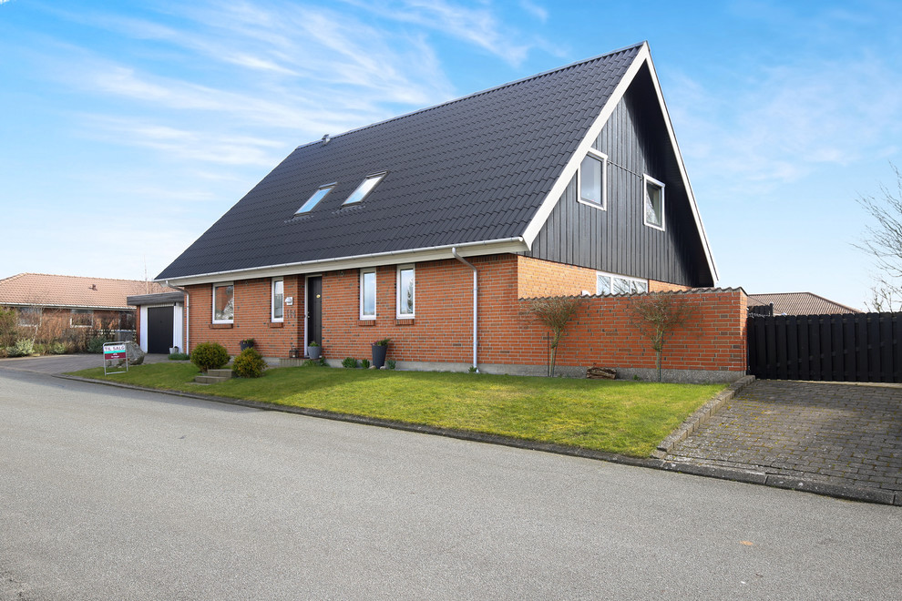 オールボーにある北欧スタイルのおしゃれな家の外観の写真