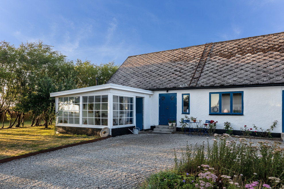 Immagine della villa bianca scandinava a un piano con tetto a capanna