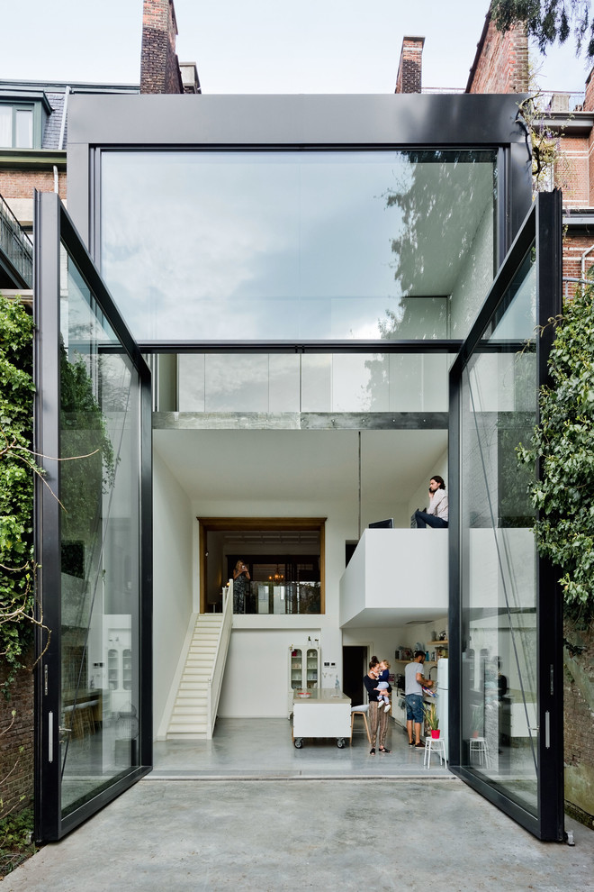 Idées déco pour une façade de maison de ville moderne en verre.