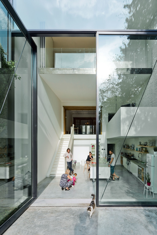 Idée de décoration pour une façade de maison de ville minimaliste en verre.