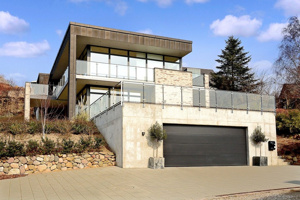 Großes Modernes Haus mit Glasfassade, grauer Fassadenfarbe und Flachdach in Esbjerg