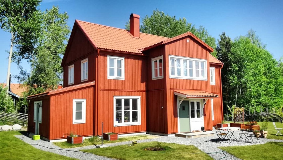 Lantlig inredning av ett rött hus, med två våningar, sadeltak och tak med takplattor