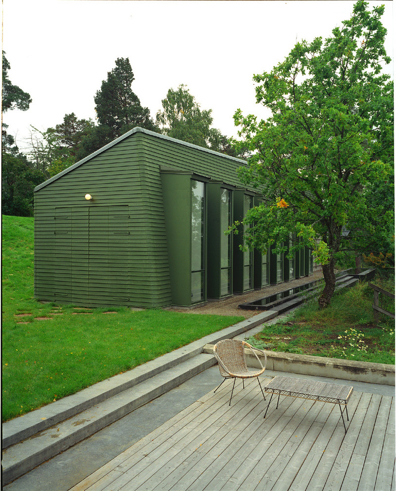 Inspiration för ett litet funkis grönt hus, med allt i ett plan, pulpettak och tak i metall