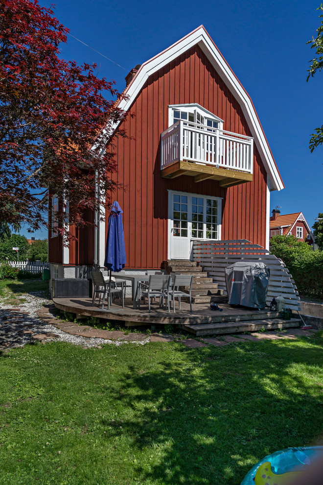Стильный дизайн: большой, двухэтажный, деревянный, красный дом в классическом стиле с мансардной крышей - последний тренд
