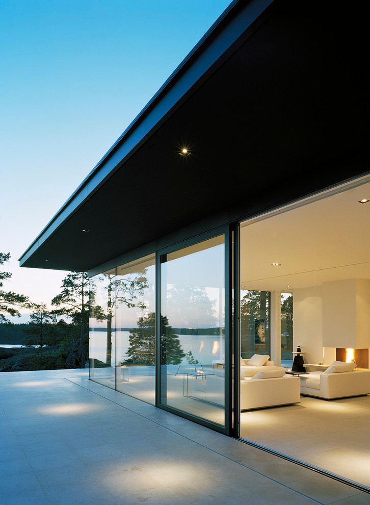 Immagine della facciata di una casa moderna con rivestimento in vetro